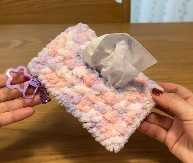 完成したふわもこティッシュケースにストラップをつけた様子（撮影：grapeライフハック編集部）