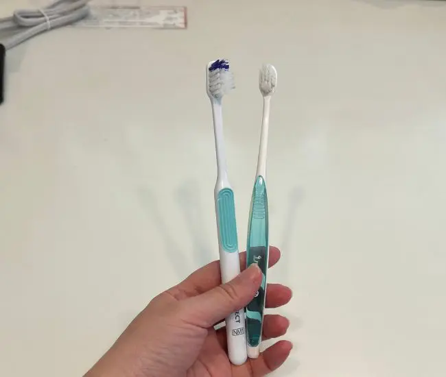 使い古した歯ブラシ2本（撮影：grapeライフハック編集部）