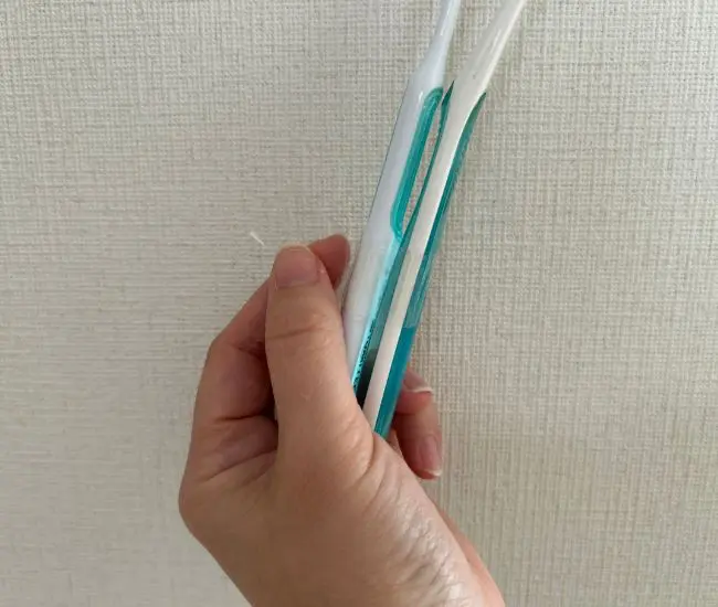 歯ブラシの持ち手をテープで固定している様子（撮影：grapeライフハック編集部）