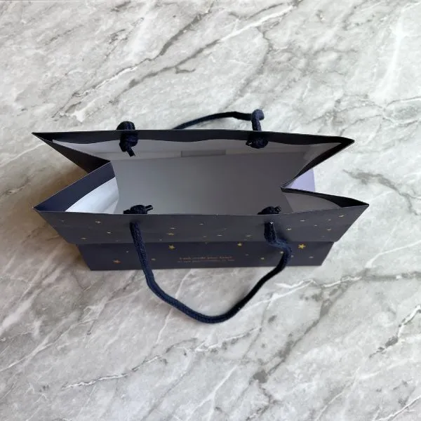 結び目のある紙袋（撮影：grapeライフハック編集部）