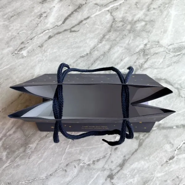 ひもを向かい側の穴に通した状態（撮影：grapeライフハック編集部）