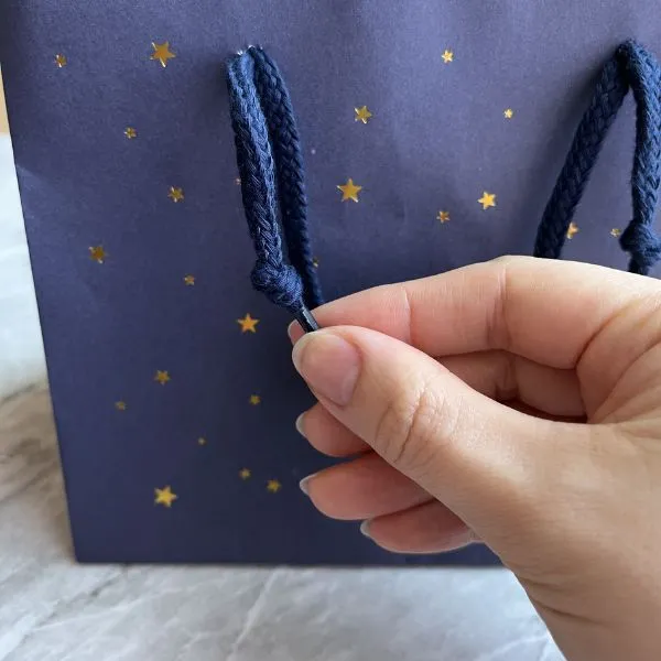 ひもの先端を結んだ状態（撮影：grapeライフハック編集部）