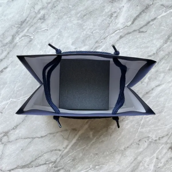 袋の中から物を出し入れする状態（撮影：grapeライフハック編集部）