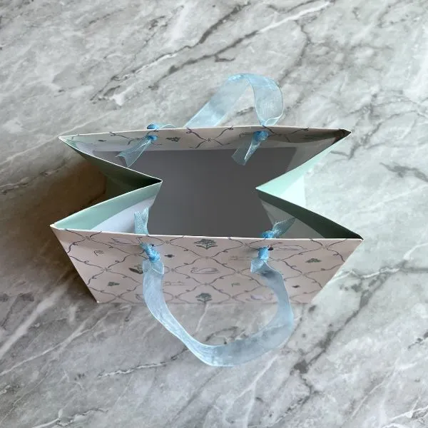 谷折りの位置確認（撮影：grapeライフハック編集部）