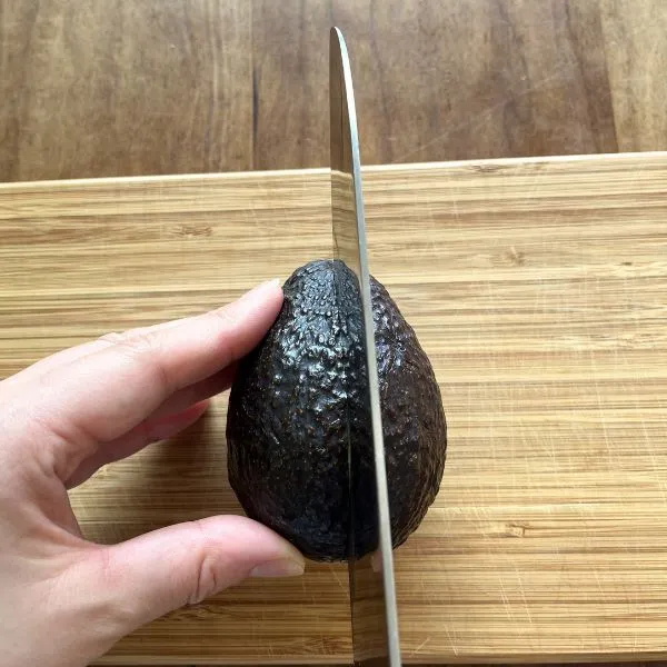 アボカドに縦の切り込みを入れている様子（撮影：grapeフード編集部）