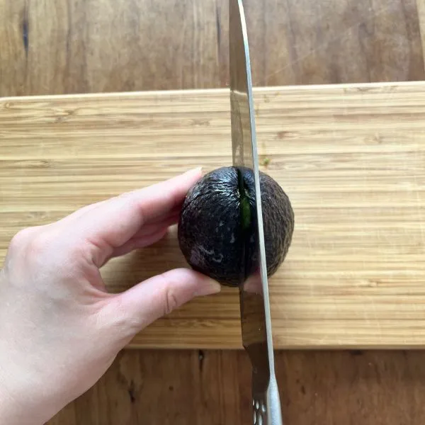 アボカドに十字の切り込みを入れている様子（撮影：grapeフード編集部）