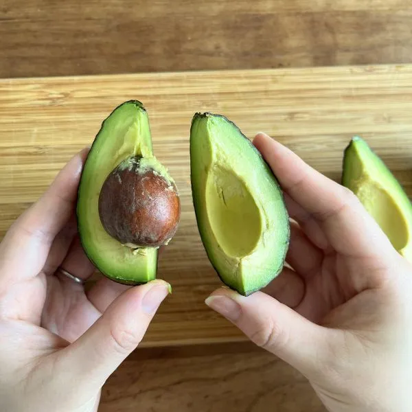 アボカドをさらに半分に分けている様子（撮影：grapeフード編集部）