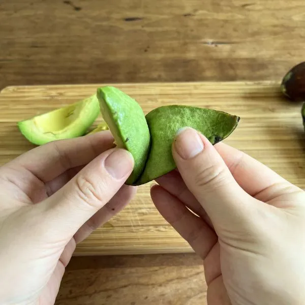 アボカドの皮を剥いている様子（撮影：grapeフード編集部）