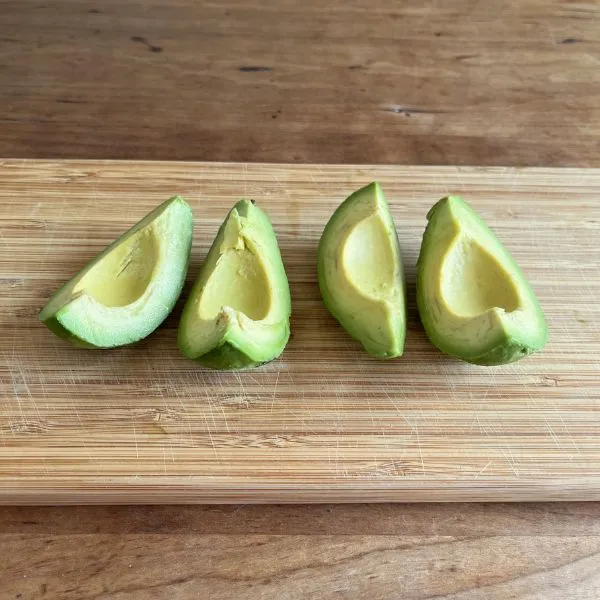 きれいに下処理されたアボカド（撮影：grapeフード編集部）