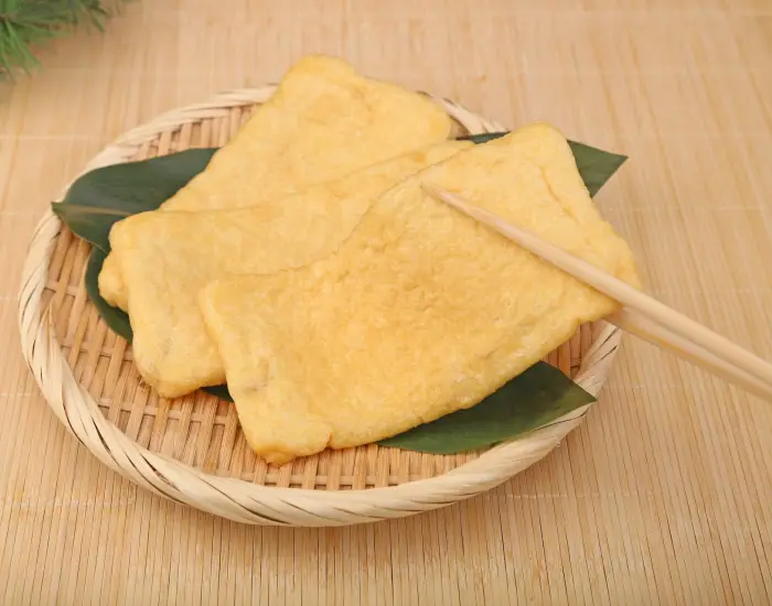 ザルにのった油揚げ