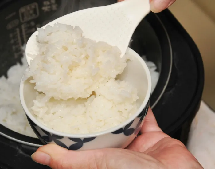 ご飯をよそう様子