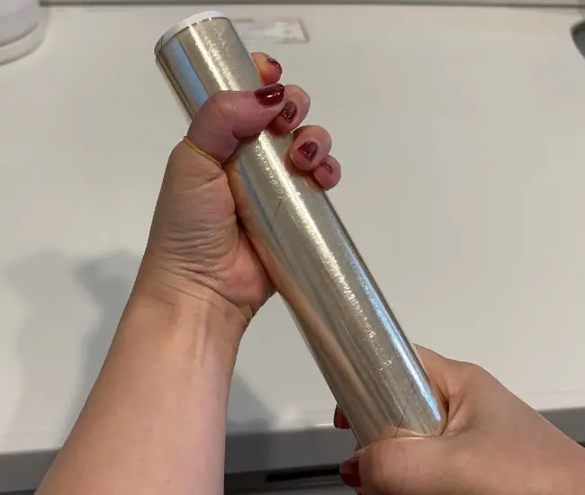 両手でラップを持っている様子