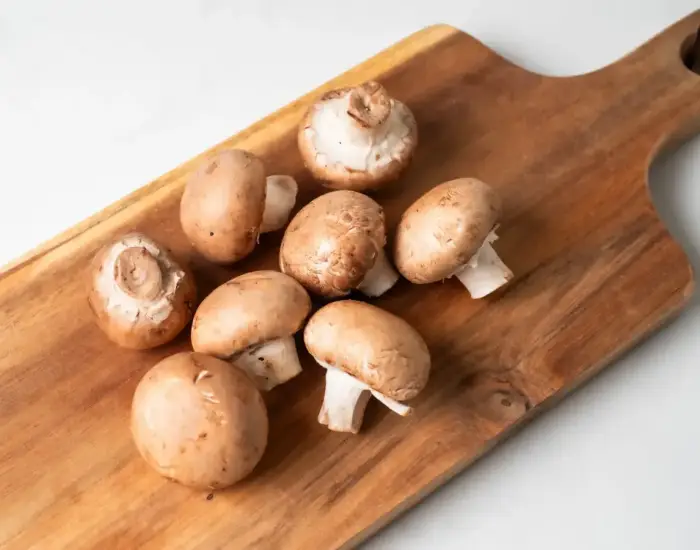  まな板の上にあるマッシュルーム