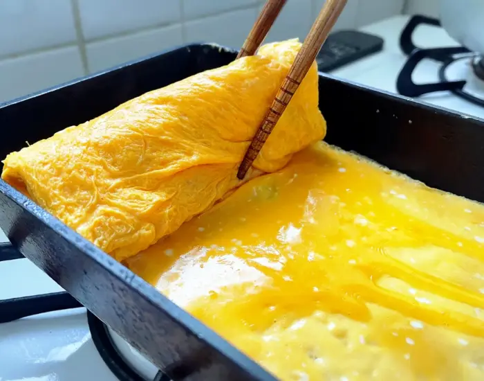 卵焼きを調理している様子