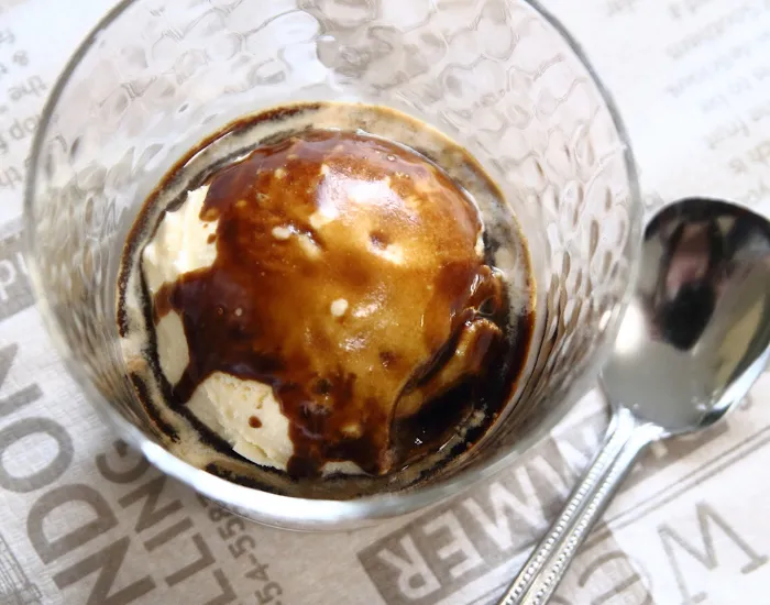 アイスクリームにコーヒーをかけた様子
