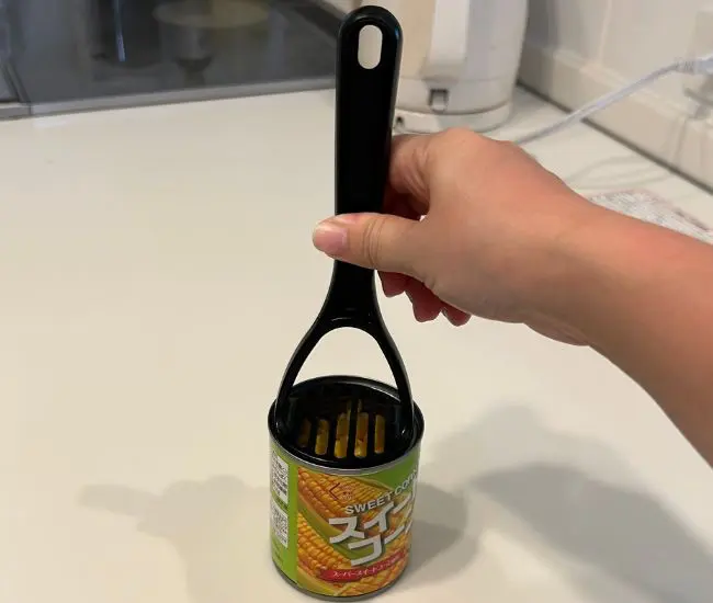 コーン缶の口にミニマッシャーを当てた状態（撮影：grapeライフハック編集部）
