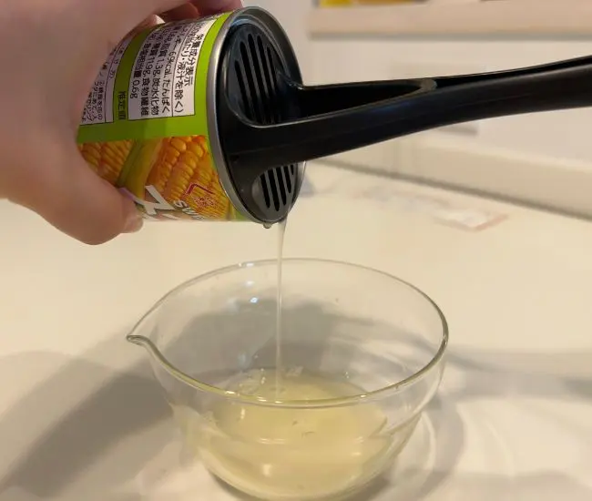 ミニマッシャーを当てながら水切りをしている状態（撮影：grapeライフハック編集部）