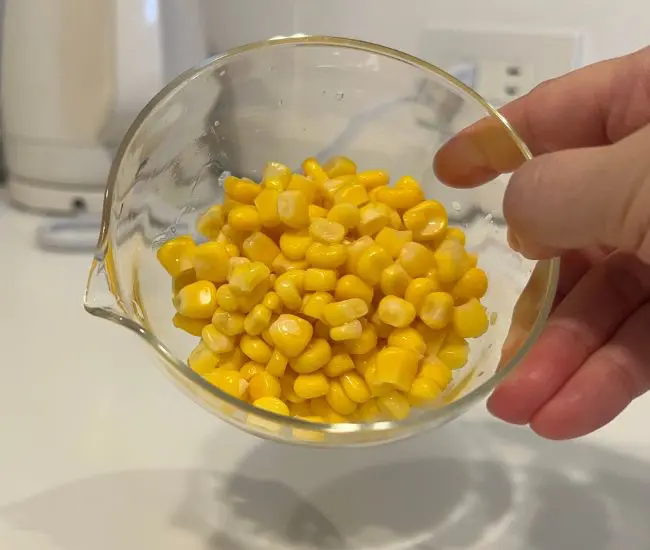 水切りしたコーンをサラダに使用（撮影：grapeライフハック編集部）