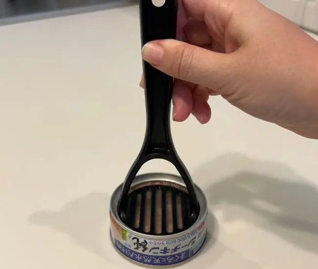 ツナ缶の油切りをしている状態（撮影：grapeライフハック編集部）