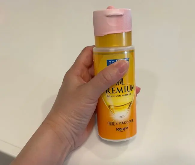 ボトル蓋にゴム手袋の指先を被せた状態（撮影：grapeライフハック編集部）