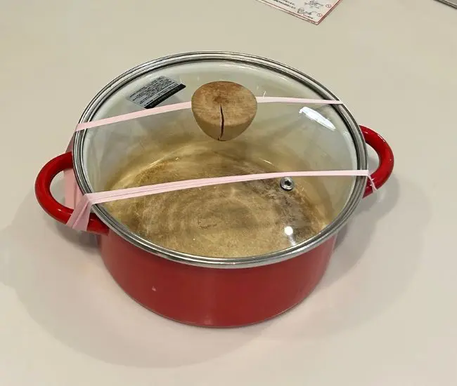 鍋蓋を固定した状態（撮影：grapeライフハック編集部）