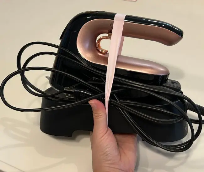 コードをゴム手袋でまとめた状態（撮影：grapeライフハック編集部）