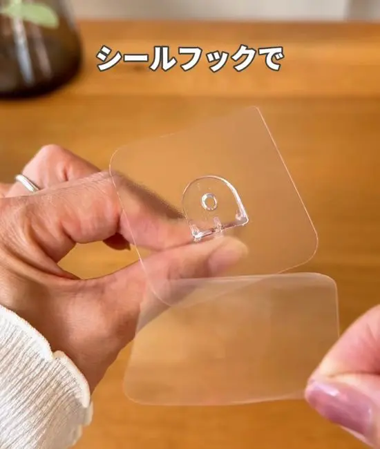 棚の内側にシールフックを貼りつけている様子