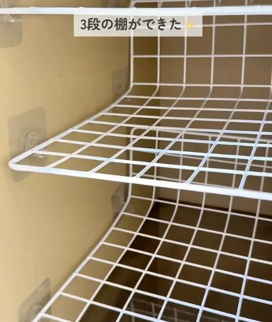 複数段の棚を設置している様子