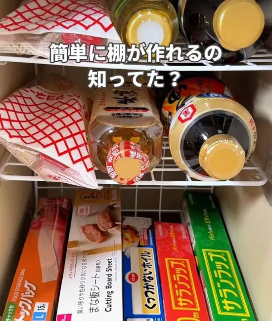 完成した収納棚に調味料や食材を収納している様子