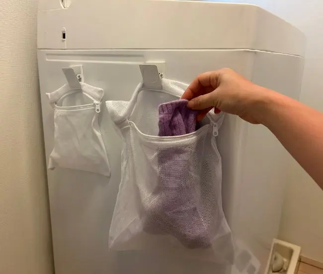 靴下を洗濯ネットに放り込む様子（撮影：grapeライフハック編集部）