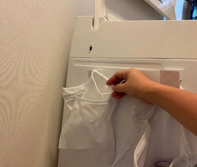 マスクを入れる様子（撮影：grapeライフハック編集部）