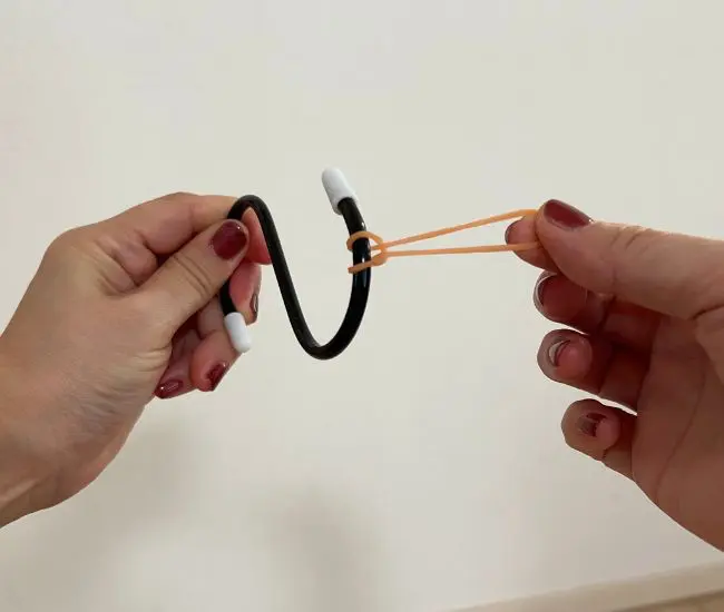 S字フックに輪ゴムを結ぶ（撮影：grapeライフハック編集部）