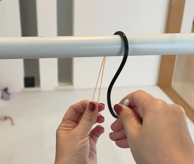 反対側のカーブに輪ゴムをかける（撮影：grapeライフハック編集部）