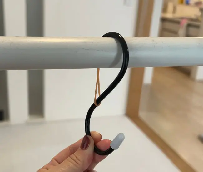 ポールにS字フックを括りつけた状態（撮影：grapeライフハック編集部）