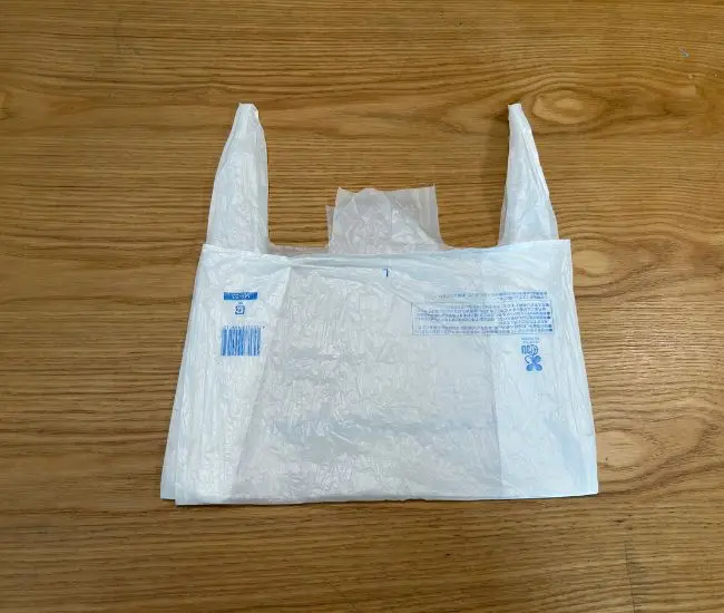 袋部分を半分に折る様子（撮影：grapeライフハック編集部）