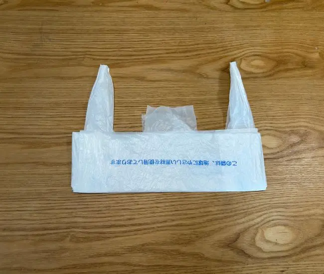 さらに半分に折る様子（撮影：grapeライフハック編集部）