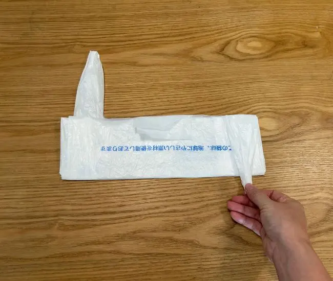 『ベロ』と右の持ち手部分を下に折る様子（撮影：grapeライフハック編集部）