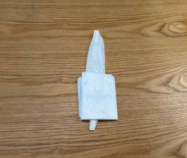 横に三つ折りにする様子（撮影：grapeライフハック編集部）