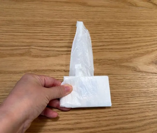 縦半分に折る様子（撮影：grapeライフハック編集部）