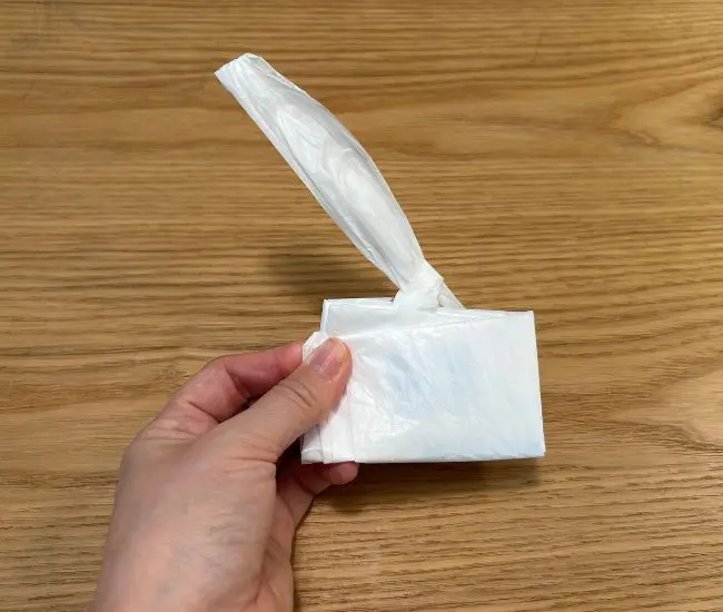 長いほうの持ち手を短い持ち手の輪に通す様子（撮影：grapeライフハック編集部）