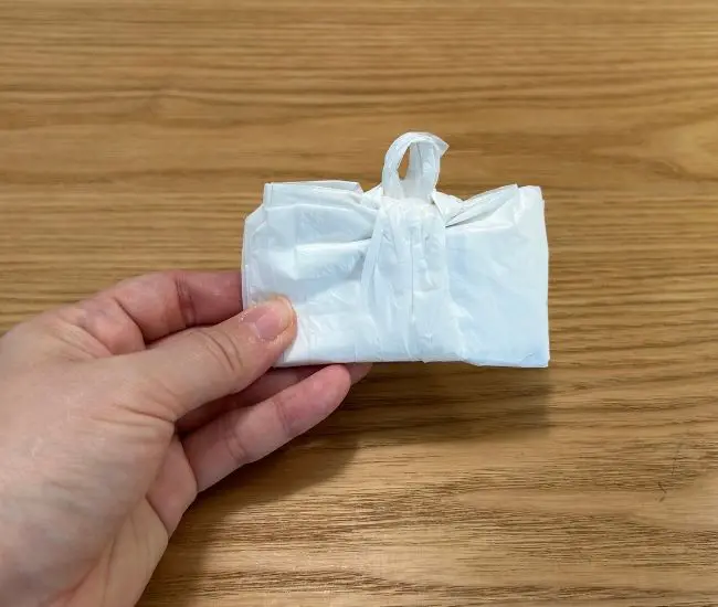 長い持ち手を1周させたら短い持ち手を通す様子（撮影：grapeライフハック編集部）