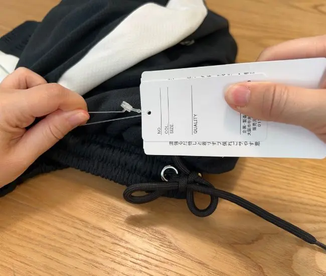 タグを引きちぎる様子（撮影：grapeライフハック編集部）