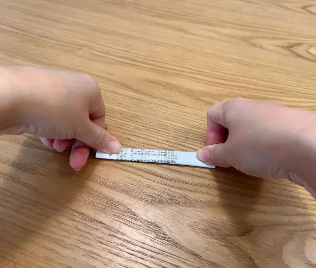 タグを縦長に折る様子（撮影：grapeライフハック編集部）