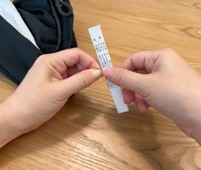 タグをクルクル回す様子（撮影：grapeライフハック編集部）