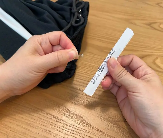 タグを引っ張る様子（撮影：grapeライフハック編集部）