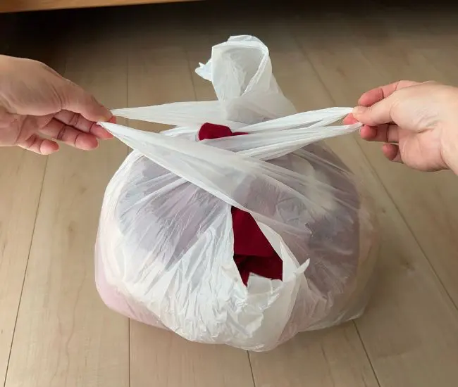 ビニール袋の持ち手を交差させる様子（撮影：grapeライフハック編集部）