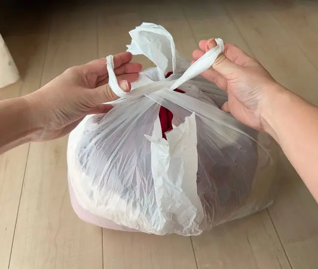 持ち手を1回ねじる様子（撮影：grapeライフハック編集部）