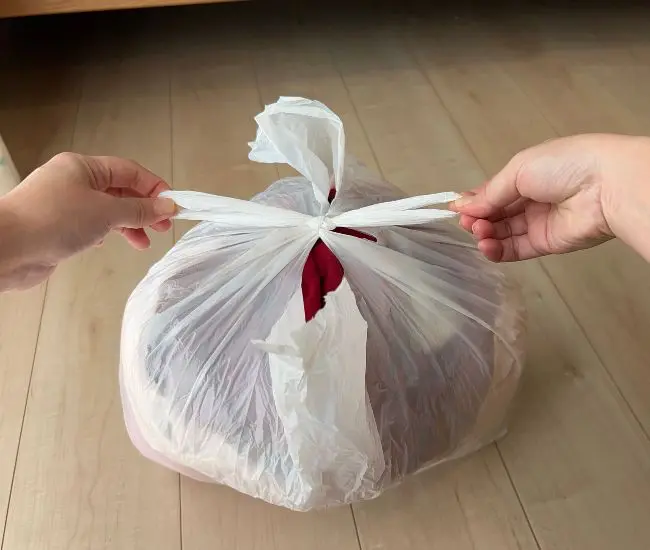 持ち手を引っ張る様子（撮影：grapeライフハック編集部）