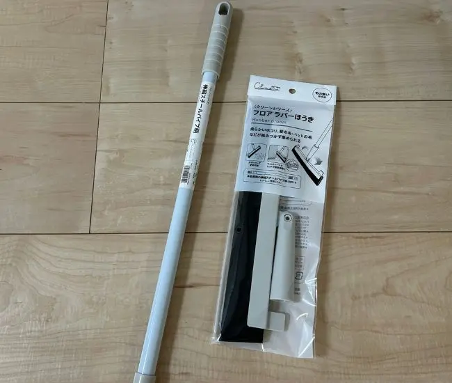 『フロアラバーほうき』と『伸縮スチールパイプ柄』（撮影：grapeライフハック編集部）