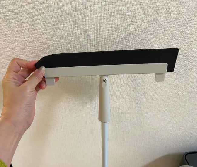 『フロアラバーほうき』のゴム素材部分（撮影：grapeライフハック編集部）